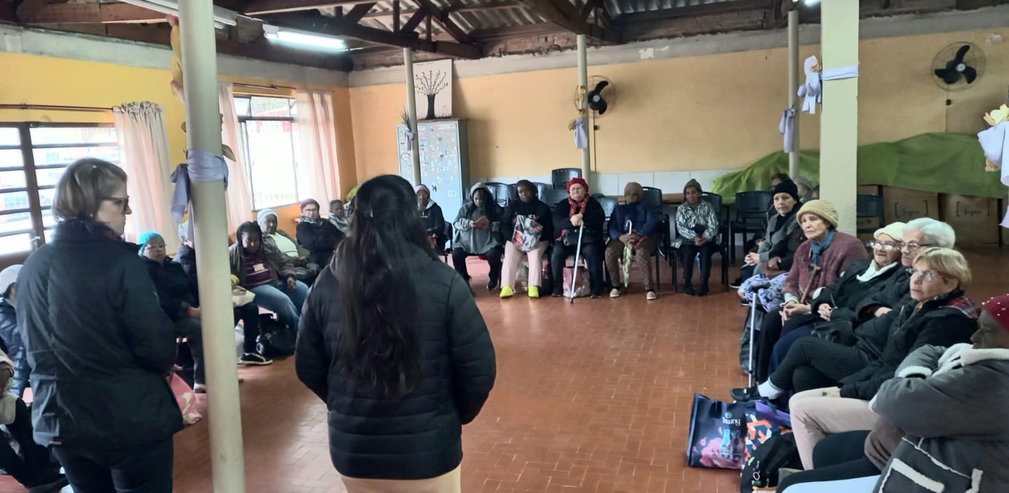 Idosas recebem informação sobre benefícios sociais